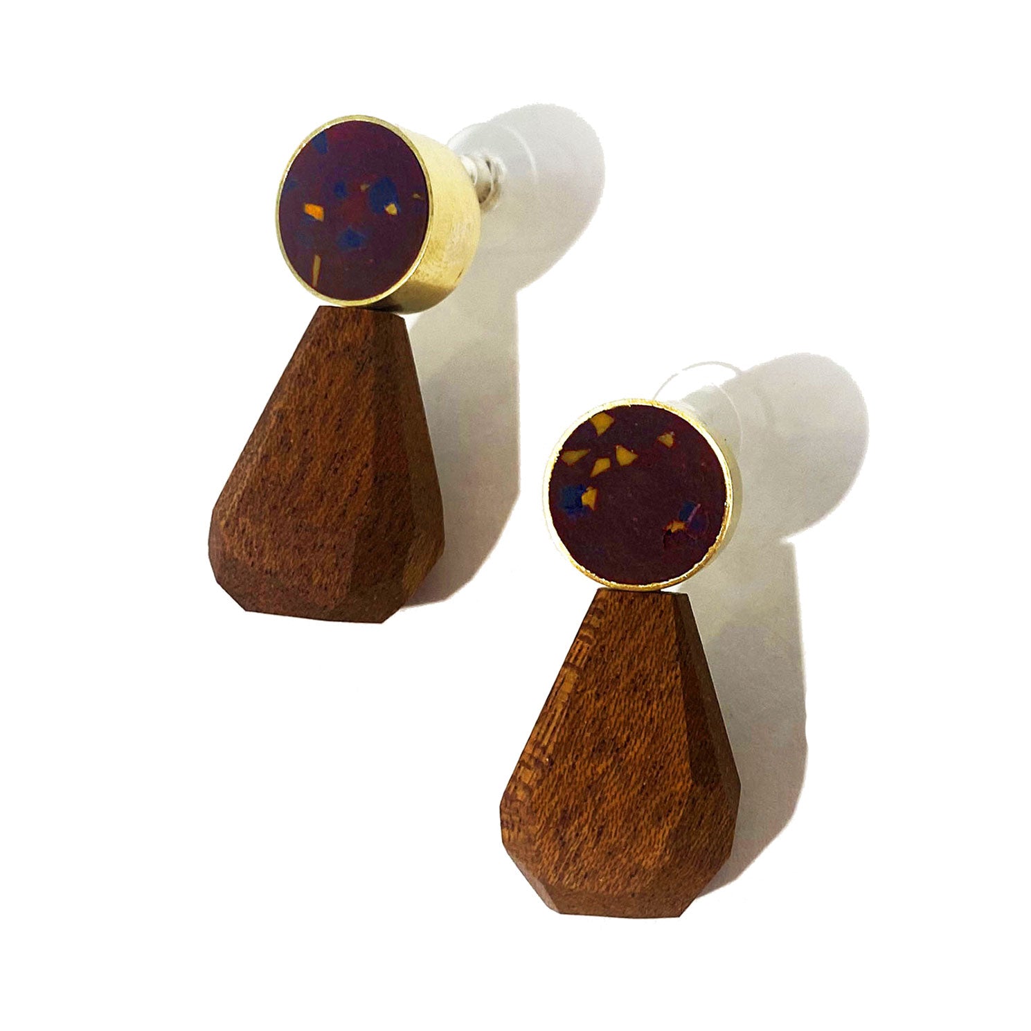 Orecchini con forma a goccia in legno, ottone e argilla viola
