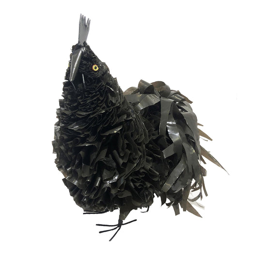 Gallo nero realizzato a mano da sacchetti di plastica