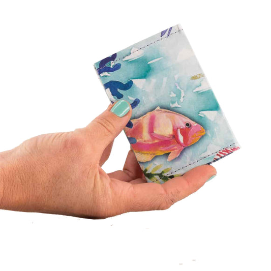 Pesce disegnato su porta carte di credito in carta