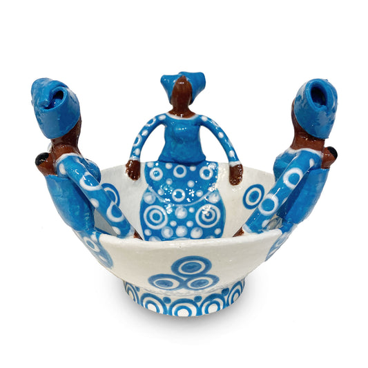 Ciotola in ceramica azzurra con rappresentata donne che si tengono per mano