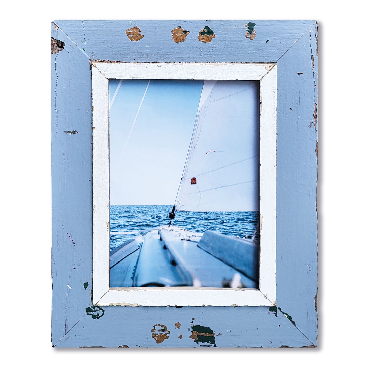 Cornice A4 azzurra con foto barca a vela in mare aperto