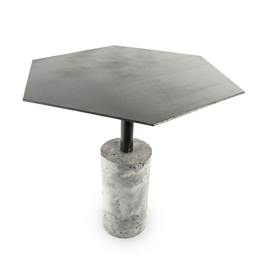 Tavolino da caffè con base  in cemento e ripano in metallo nero fatto a mano